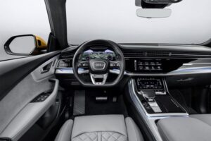 Interno Audi Q8 4M